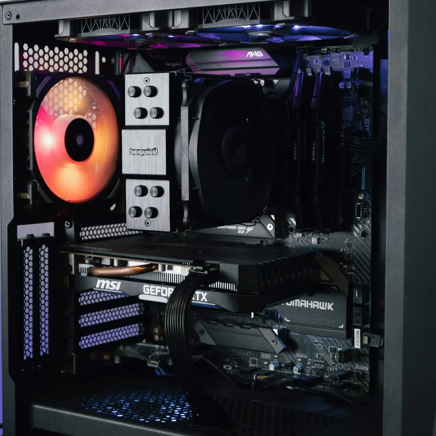 Interior de un computador de escritorio con disipador y tarjeta gráfica
